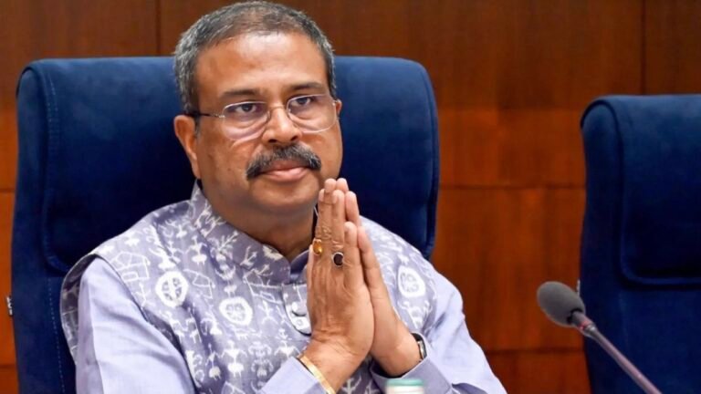 “धर्मेंद्र प्रधान ने दिया इस्तीफा, नीट विवाद और छात्रों के प्रदर्शन के बीच बड़ा फैसला”
