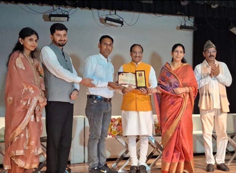 “हिंदी साहित्य में उत्कृष्ट योगदान पर डॉ. रजनीश सैनी ‘राजेंद्र’ को मिला ‘समाज सेवा एवं मानवता सम्मान’, डॉ. रमेश पोखरियाल ‘निशंक’ ने किया सम्मानित”