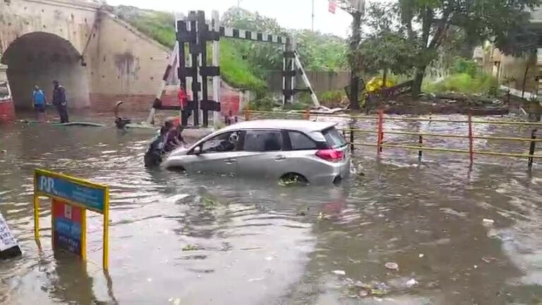 “घंटे की बारिश ने उड़ा दिए विकास के दावे! भगत सिंह चौक बना तालाब, निगम का सिस्टम पानी-पानी”