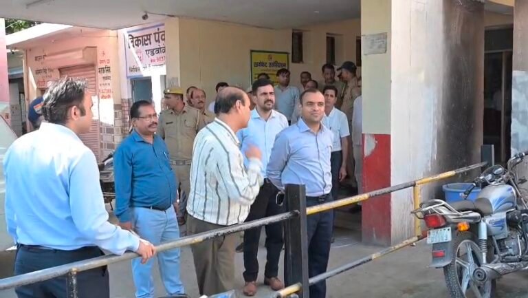 “Laksar:तहसील में डीएम मयूर दीक्षित का औचक निरीक्षण, जलभराव से लेकर कांवड़ मेले तक व्यवस्थाओं पर कसा शिकंजा”