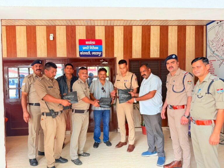 “बारिश भी नहीं रोक पाई पुलिस का जज़्बा! कांवड़ ड्यूटी पर डटे जवानों को मिला सम्मान, रेनकोट बांटकर बढ़ाया हौसला”