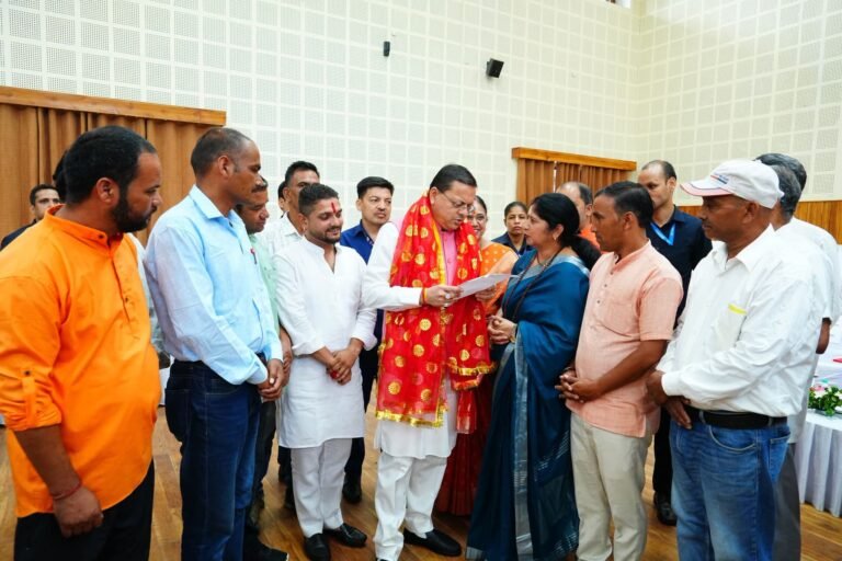 “मुख्यमंत्री धामी ने सुनीं जन समस्याएं, अधिकारियों को दिए त्वरित समाधान के निर्देश; चारधाम यात्रा की सफलता पर जनप्रतिनिधियों ने जताया आभार”