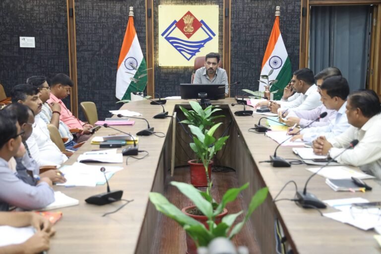 “राजस्व वसूली में ढिलाई पर डीएम का बड़ा प्रहार! लक्ष्य से पीछे विभागों को अंतिम चेतावनी, अब हर महीने होगी सख्त समीक्षा”
