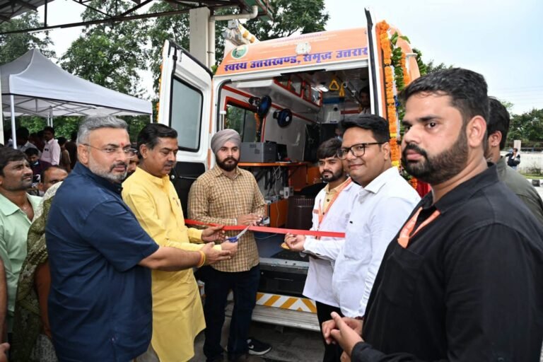 “हरिद्वार के श्रमिकों को सरकार का बड़ा तोहफा! अब 44 तरह की जांच होगी बिल्कुल मुफ्त, दो मेडिकल मोबाइल वैन हुईं रवाना”