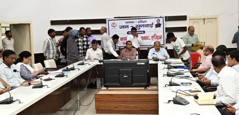 “डीएम मयूर दीक्षित का सख्त एक्शन! जनसुनवाई में 9 शिकायतों का मौके पर निस्तारण, 15 अगस्त तक CM हेल्पलाइन की लंबित शिकायतें खत्म करने का अल्टीमेटम”