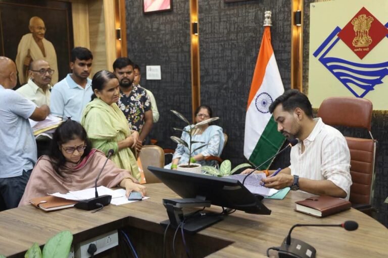 “फरियादियों की पहली पसंद बने डीएम! 109 शिकायतों पर चला ताबड़तोड़ एक्शन, बुजुर्ग दादी को भी मिला इंसाफ का भरोसा”