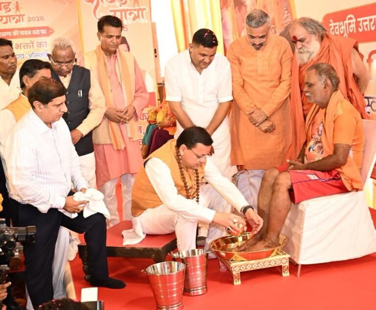 “देवभूमि ने शिवभक्तों पर बरसाए फूल, मुख्यमंत्री धामी ने धोए कांवड़ियों के चरण; भोजन परोसकर जीता दिल”