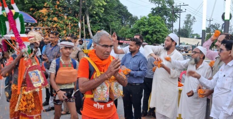 जब शिवभक्तों पर बरसे फूल… रुड़की में मुस्लिम समाज ने दिया भाईचारे और सद्भाव का यादगार संदेश