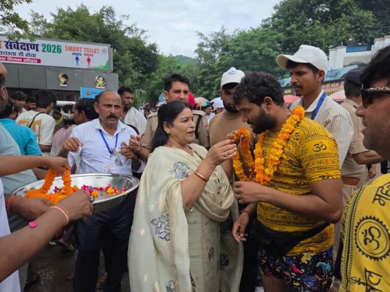 “शिवभक्तों पर बरसे फूल, महापौर किरण जैसल ने किया भव्य स्वागत… फल वितरित कर जीता कांवड़ियों का दिल!”