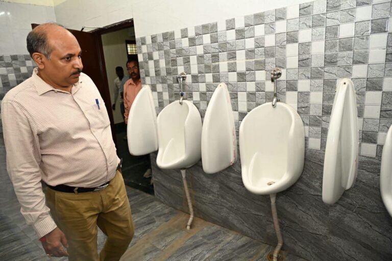 “विकास भवन के शौचालयों पर CDO डॉ. ललित नारायण मिश्र का औचक ‘स्वच्छता निरीक्षण’, लापरवाही पर सख्त चेतावनी—‘गंदगी मिली तो कार्रवाई तय!’”