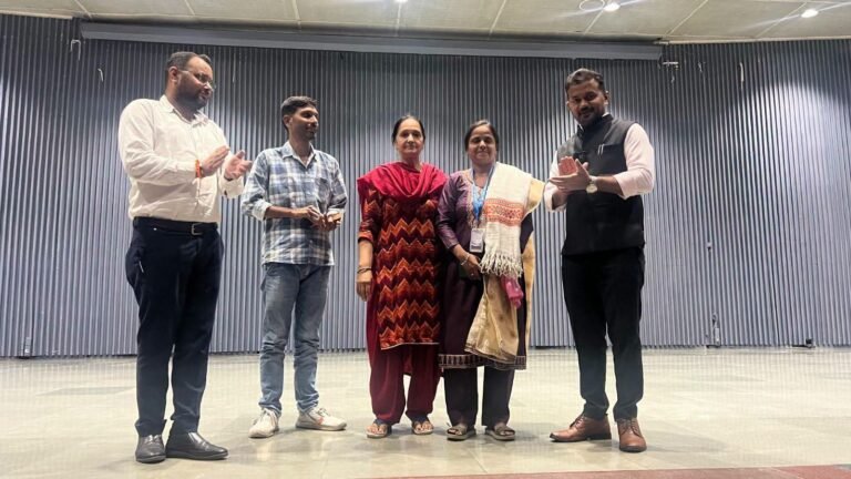 “एसआईआर अभियान में शानदार काम का सम्मान! रुड़की में उत्कृष्ट बीएलओ प्रवीण कल्याणी सम्मानित, संयुक्त मजिस्ट्रेट दीपक शेट ने दिए पारदर्शिता और तेजी से काम के निर्देश”
