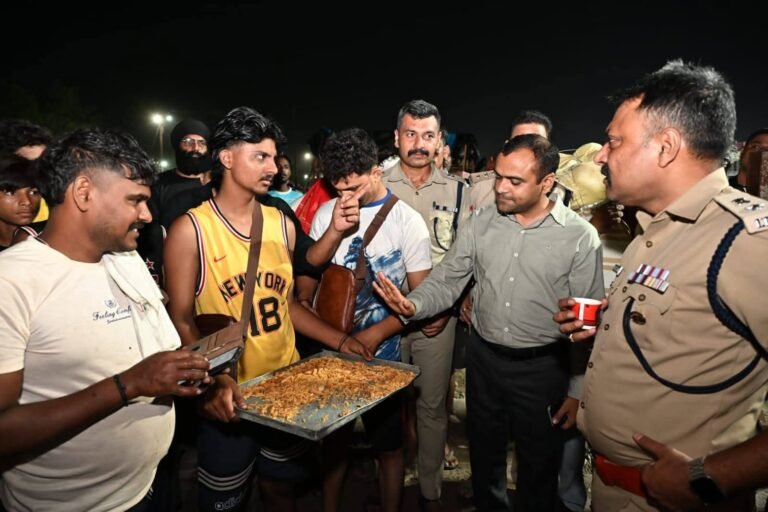 “देर रात बैरागी कैंप पहुंचे DM मयूर दीक्षित और SSP नवनीत सिंह भुल्लर, डाक कांवड़ व्यवस्थाओं का लिया जायजा”
