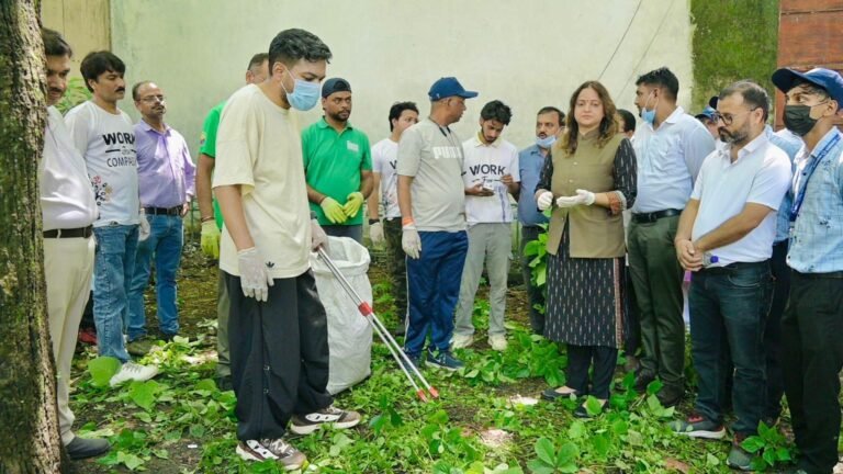 “देहरादून में चला ‘स्वच्छता का महासफाई अभियान’, डीएम डॉ. आशीष चौहान ने खुद संभाली कमान—100 से ज्यादा लोगों ने मिलकर दिया स्वच्छ शहर का संदेश”