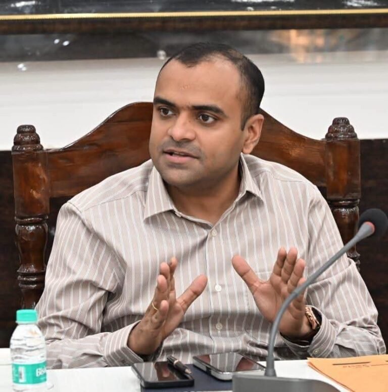 “भारी बारिश के बीच DM मयूर दीक्षित का बड़ा अलर्ट! गंगा घाटों पर डाक कांवड़ियों-श्रद्धालुओं से सतर्क रहने की अपील, पुलिस-फोर्स को 24×7 निगरानी के निर्देश”