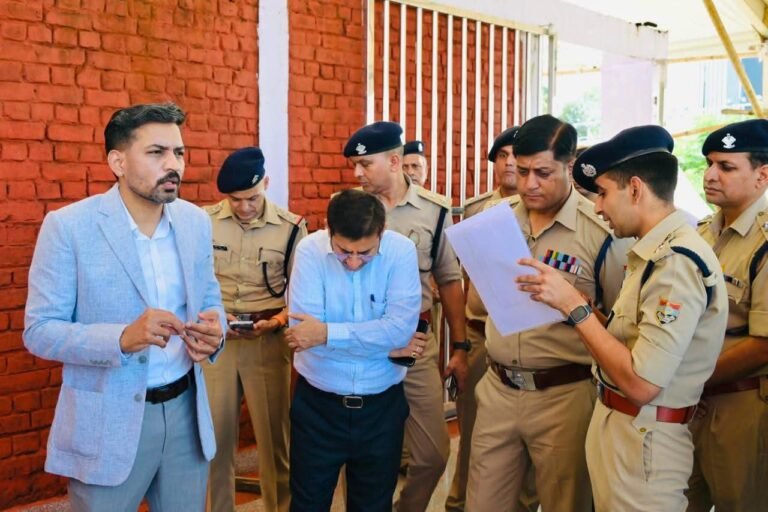 “आजादी के जश्न को तैयार देहरादून, गर्व और गौरव के साथ गूंजेगा परेड ग्राउंड—मुख्यमंत्री धामी फहराएंगे तिरंगा, भव्य परेड और सम्मान समारोह बनेगा आकर्षण”