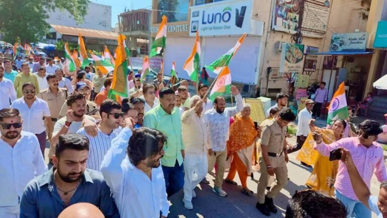 “180 फीट लंबे तिरंगे के साथ हरिद्वार में गूंजा राष्ट्रभक्ति का जयघोष, मदन कौशिक के नेतृत्व में निकली भव्य तिरंगा यात्रा—भारत माता के जयकारों से सराबोर हुआ शहर”