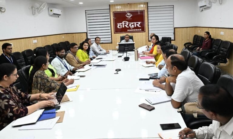 “मातृ मृत्यु रोकथाम पर डीएम का सख्त एक्शन, हाई रिस्क गर्भवती महिलाओं की निगरानी के निर्देश; डेंगू सीजन में रोजाना होगा क्षेत्रीय सर्वे”