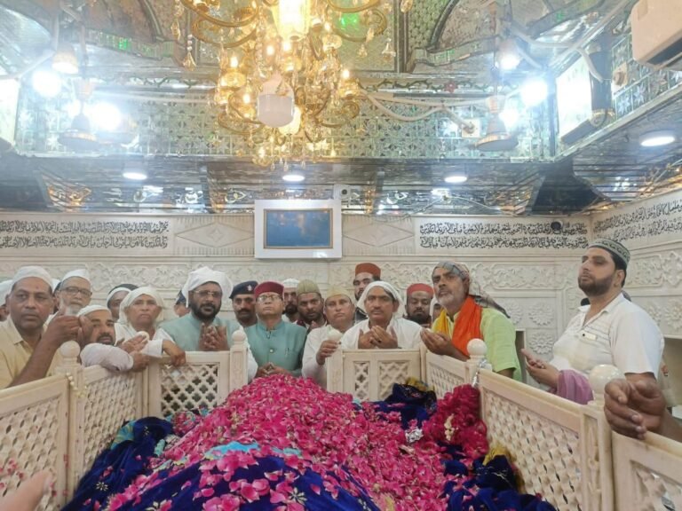 “758वें उर्स को लेकर कलियर में तेज हुई तैयारियां, खजानदास-शादाब शम्स ने साबिर पाक की दरगाह पर चादर चढ़ाकर मांगी अमन-भाईचारे की दुआ”