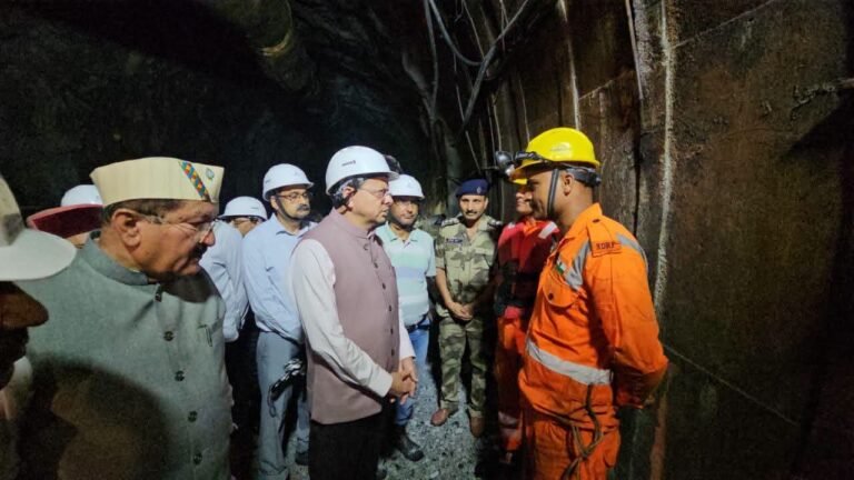 “चमोली टनल हादसा: CM धामी ने खुद टनल में उतरकर लिया रेस्क्यू ऑपरेशन का जायजा, 19 लोग सुरक्षित बाहर—3 की तलाश जारी”
