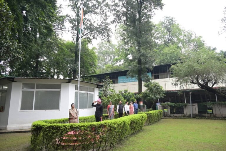 “बड़ी कुर्बानियों से मिली आजादी की रक्षा हम सभी की जिम्मेदारीः डीएम आशीष चौहान”
