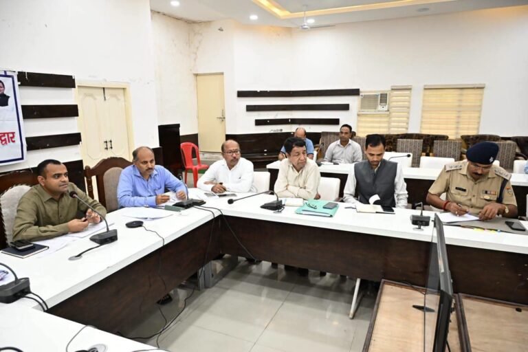 “दुर्घटनाग्रस्त क्षेत्रों का होगा थर्ड पार्टी ऑडिट, 15 अक्टूबर तक हर सड़क होगी गड्ढामुक्त—डीएम मयूर दीक्षित का सख्त फरमान”