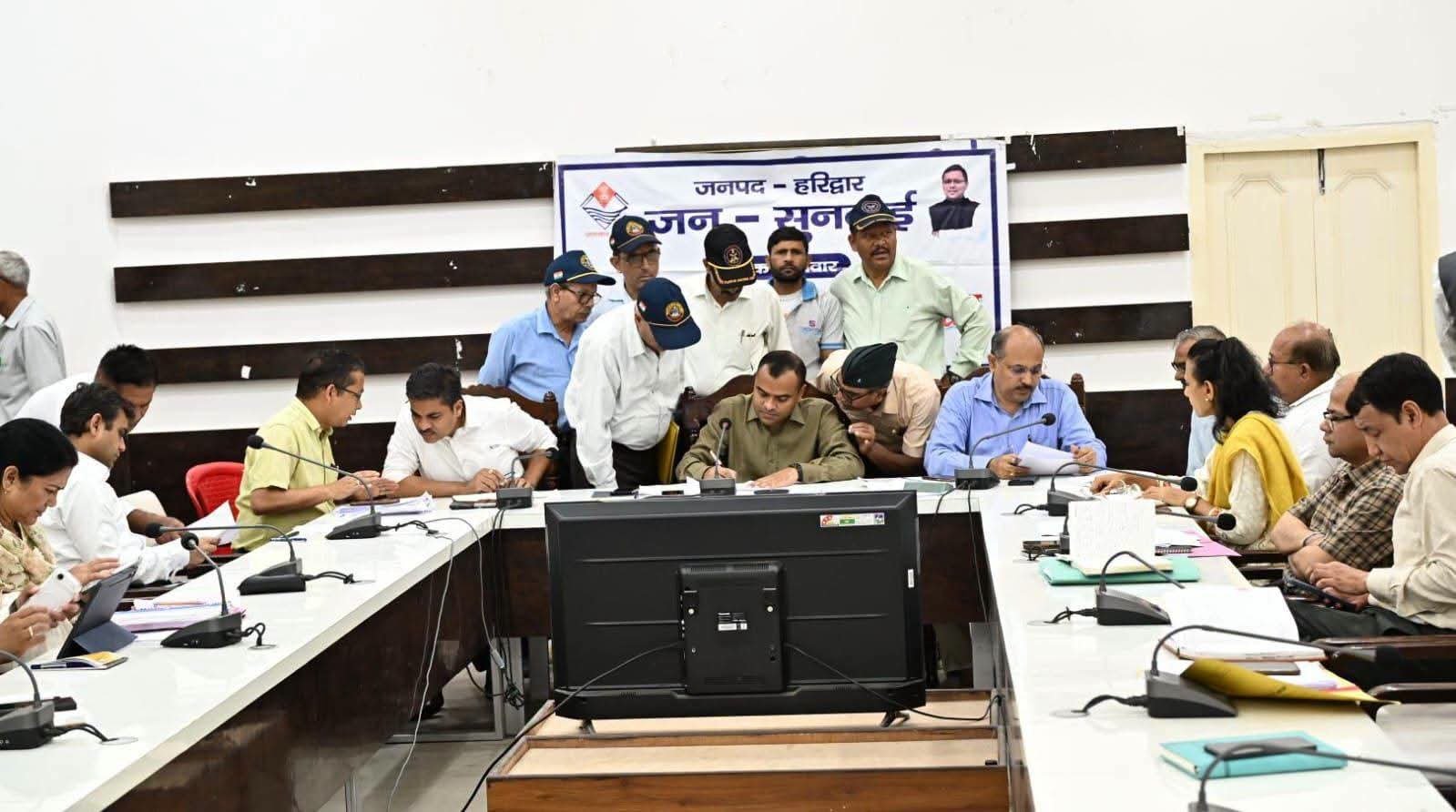 “जनसुनवाई में 51 फरियादें, 22 का मौके पर समाधान—डीएम मयूर दीक्षित ने अफसरों को दिया सख्त अल्टीमेटम, लंबित शिकायतों पर अब नहीं चलेगी ढिलाई!”