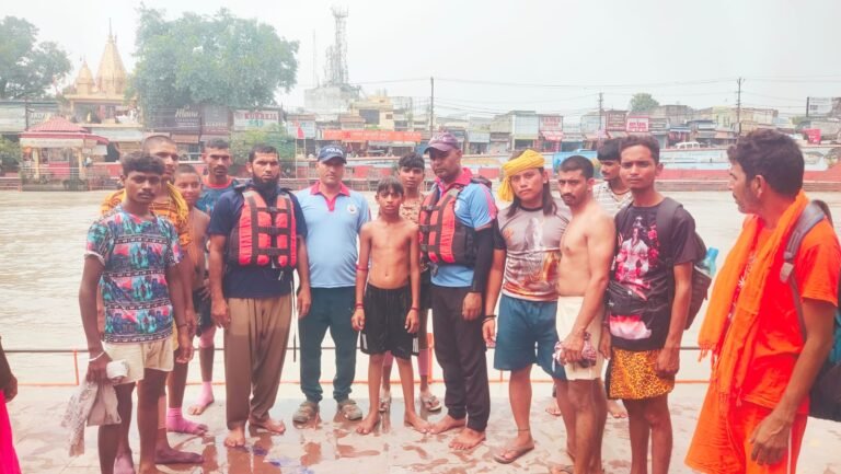 “Roorkee:गंगा की तेज धारा में डूब रहे 14 वर्षीय कांवड़िये को 40वीं पीएसी ने बचाया, समय रहते किया सुरक्षित रेस्क्यू”
