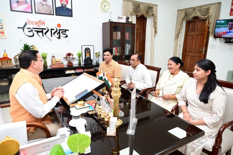 “होटल अग्निकांड मामले में घिरे शेफ केशव नेगी से मिले CM धामी, बोले—“सरकार पूरी मजबूती से आपके साथ”