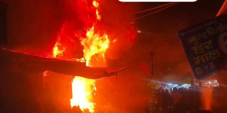 “कलियर में उर्स के बीच ज्वेलरी बाजार में भड़की भीषण आग, मची अफरा-तफरी—बाल-बाल बचीं आसपास की दुकानें”