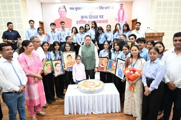 BIG BREAKING:: धामी के जन्मदिन पर मुख्यसेवक सदन में उमड़ा जनसैलाब, फूल-मालाओं से हुआ भव्य स्वागत—हर चेहरे पर दिखा उत्साह