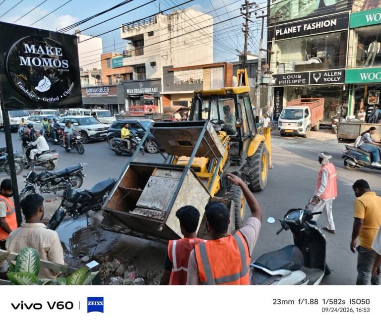 BIG BREAKING:: रुड़की में नगर निगम का चला ‘हथौड़ा’, अतिक्रमणकारियों में मचा हड़कंप—सड़कें और फुटपाथ हुए कब्जामुक्त