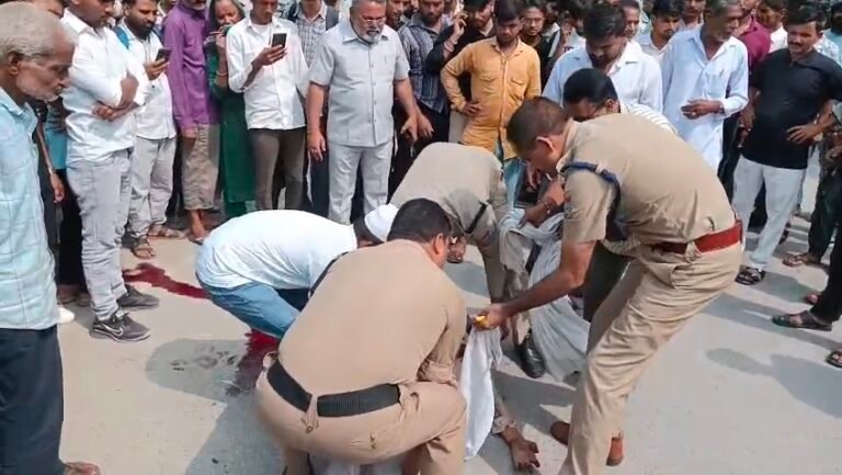 BIG BREAKING:: गणेशपुर में दिनदहाड़े सनसनी! युवक ने गर्दन पर चाकू से किया वार, पुलिस ने समय रहते पहुंचाया अस्पताल