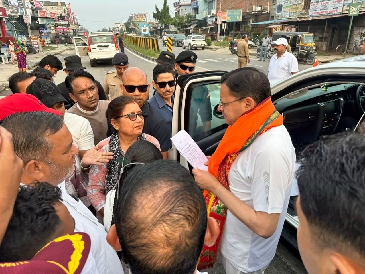 BIG BREAKING:: झनकट में अचानक रुका CM धामी का काफिला, जनता से मिले मुख्यमंत्री—सुनी समस्याएं, अफसरों को दिए समाधान के निर्देश