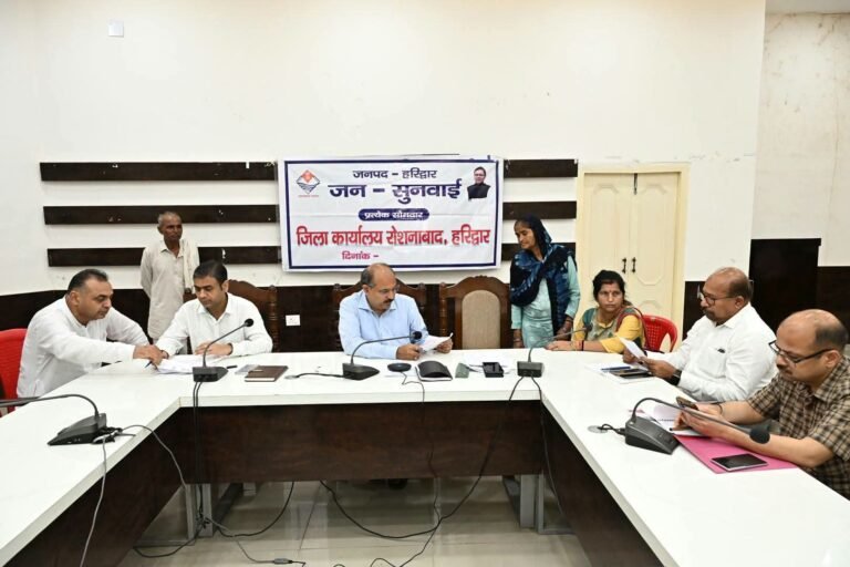 BIG BREAKING:: जनसुनवाई में 88 शिकायतें, 45 का मौके पर निस्तारण, लंबित मामलों पर सीडीओ ने दिए जल्द कार्रवाई के निर्देश
