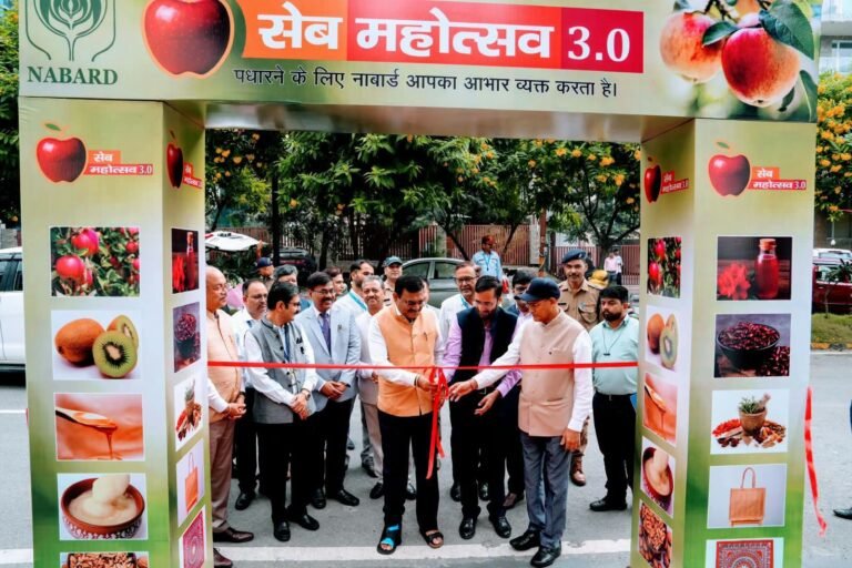 BIG BREAKING:: सेब महोत्सव 3.0 का शानदार आगाज, किसानों की तरक्की पर सरकार का फोकस मुख्य सचिव आनन्द बर्द्धन ने एफपीओ को सस्टेनेबल बनाने, बेहतर बाजार, शीत भंडारण और जैविक प्रमाणन पर दिया जोर
