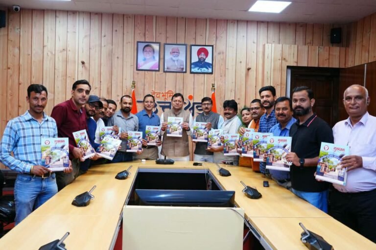 BIG BREAKING:: सीएम धामी ने किया प्रेस क्लब की स्मारिका ‘गुलदस्ता’ का विमोचन, बोले—लोकतंत्र का मजबूत स्तंभ है पत्रकारिता