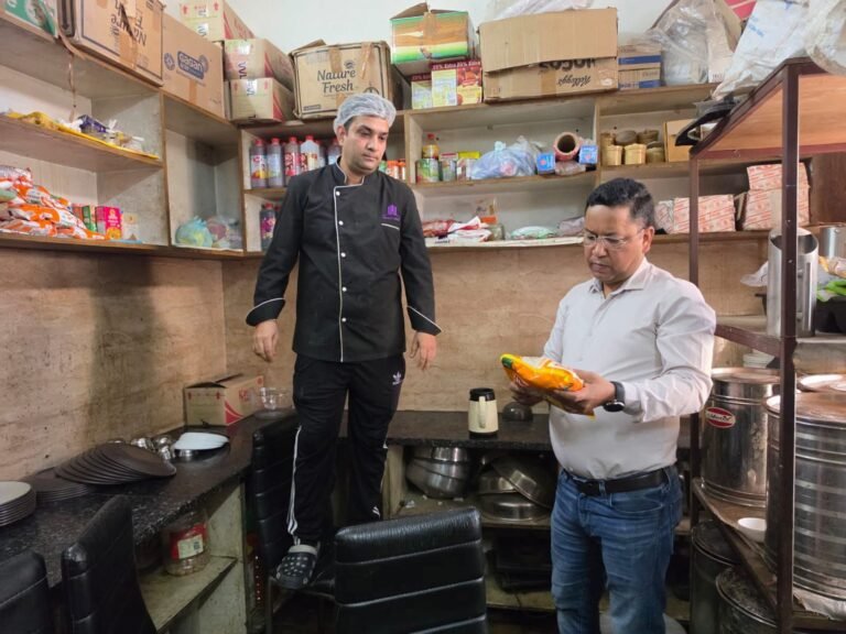 BIG BREAKING:: हरिद्वार के होटल शांति हेरिटेज में बड़ा खुलासा: एक्सपायरी दूध-ब्रेड से बन रहा था खाना, 120 किलो बिना लेबल वाला आटा सीज!