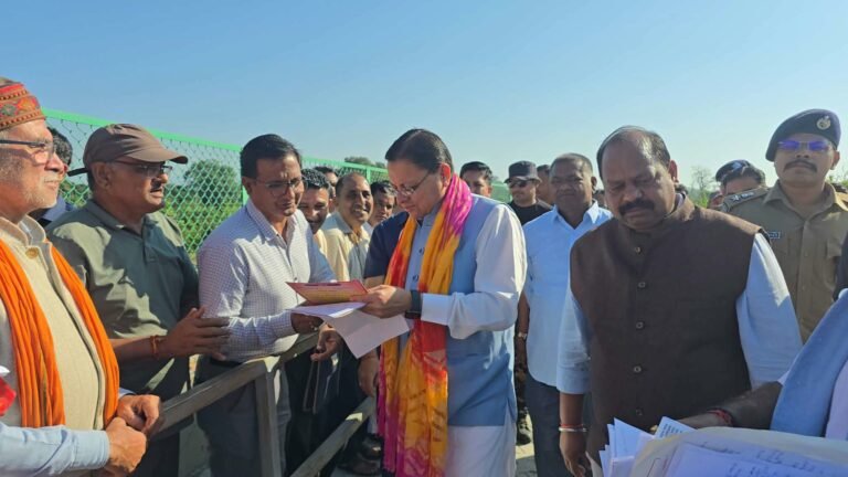 BIG BREAKING:: नगला तराई में जनता के बीच पहुंचे CM धामी, सुनीं फरियादें और अफसरों को दिए सख्त निर्देश, बोले—जनता को दफ्तरों के चक्कर कटवाए तो खैर नहीं!