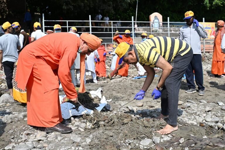 BIG BREAKING:: सीडीओ डॉ. ललित नारायण मिश्र के आह्वान पर प्रेम नगर आश्रम में चला वृहद स्वच्छता अभियान, साधु-संतों और सैकड़ों लोगों ने श्रमदान कर जुटाया 10 टन कूड़ा