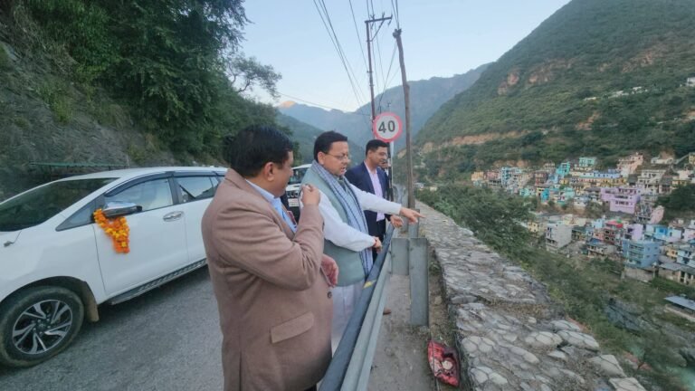 BIG BREAKING:: देहरादून लौटते वक्त हाईवे पर उतरे सीएम धामी, गड्ढामुक्त सड़क से लेकर देवप्रयाग के शौचालय तक का किया निरीक्षण