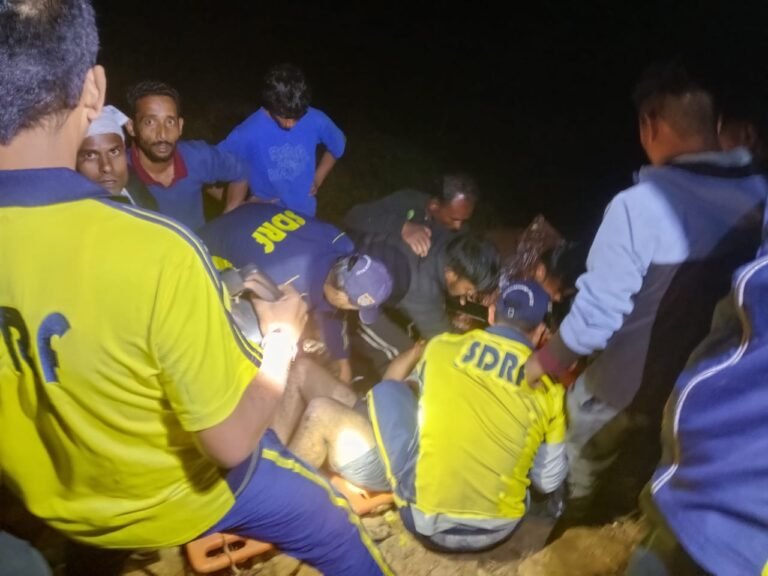 BIG BREAKING:: अल्मोड़ा में दर्दनाक सड़क हादसा: खाई में गिरी आल्टो कार, एक की मौत, दो घायल; SDRF ने चलाया रेस्क्यू अभियान