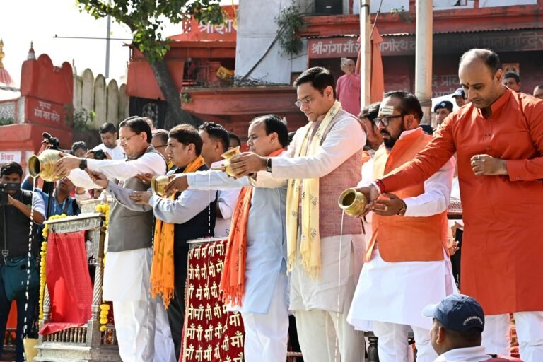 BIG BREAKING:: हरकी पैड़ी पर गंगा पूजन कर CM धामी ने मांगा प्रधानमंत्री मोदी के दीर्घायु जीवन का आशीर्वाद, कैबिनेट बैठक से पहले मंत्रिमंडल के साथ की आरती